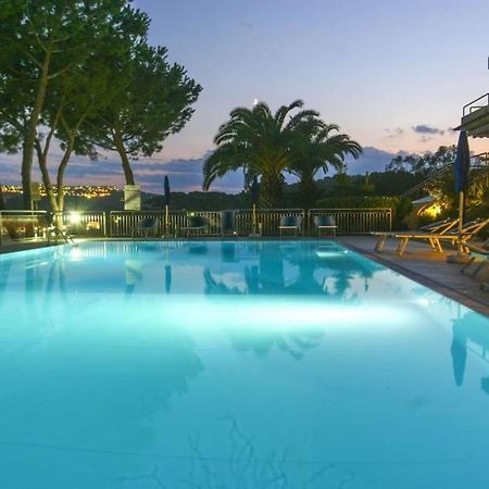 Appartamenti Residence Il Porto 13 E 16 ปอร์โตอัซซูร์โร ภายนอก รูปภาพ