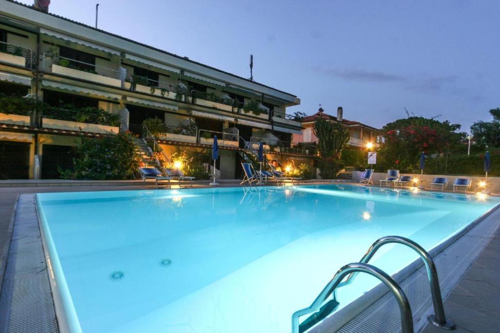 Appartamenti Residence Il Porto 13 E 16 ปอร์โตอัซซูร์โร ภายนอก รูปภาพ